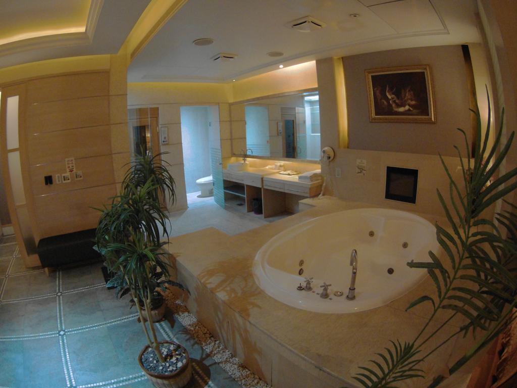 Changsing Business Motel Tainan Exteriör bild